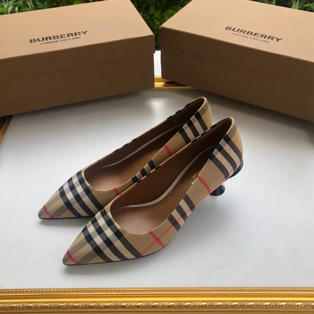 Burberry Vintage Check Pointed