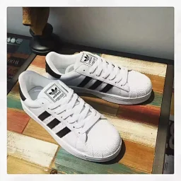 thumbnail for Three-leaf three-bar gold label shell toe shoes