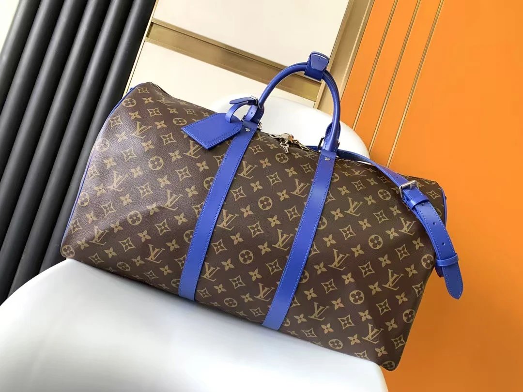 Stylish travel bags for both men and women 6