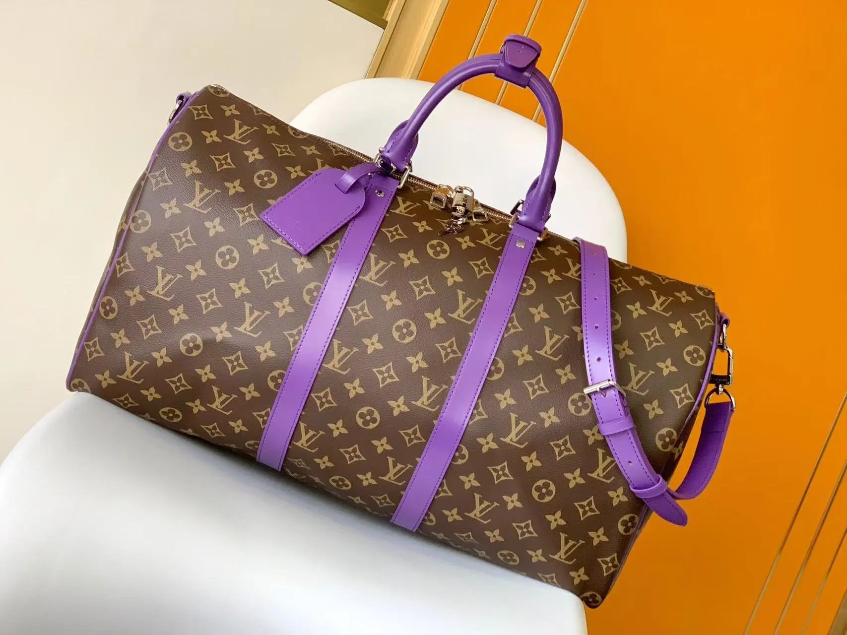 Stylish travel bags for both men and women 2