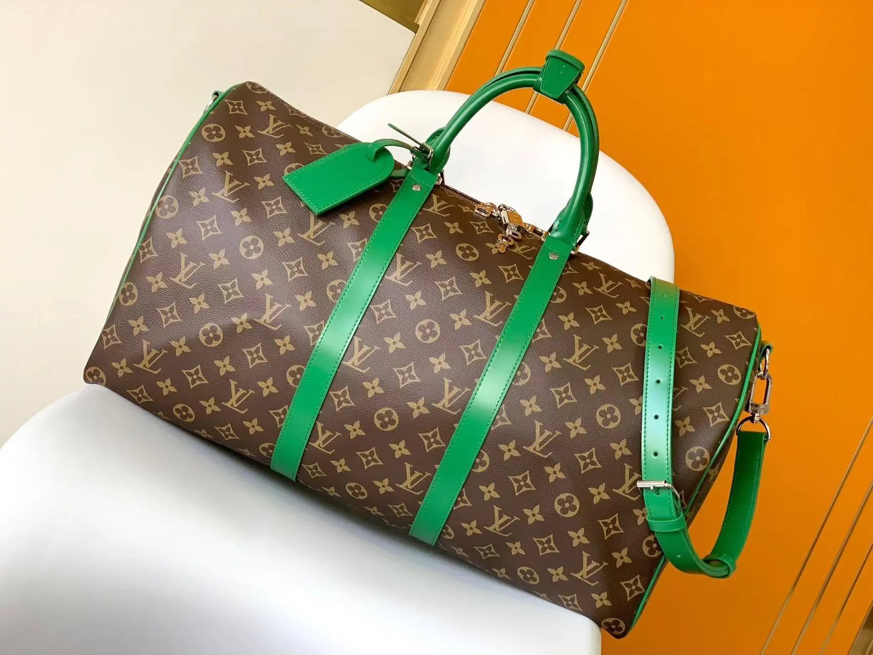 Stylish travel bags for both men and women 5