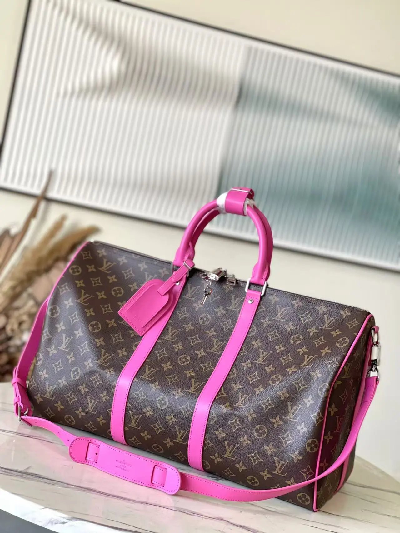 Stylish travel bags for both men and women 3
