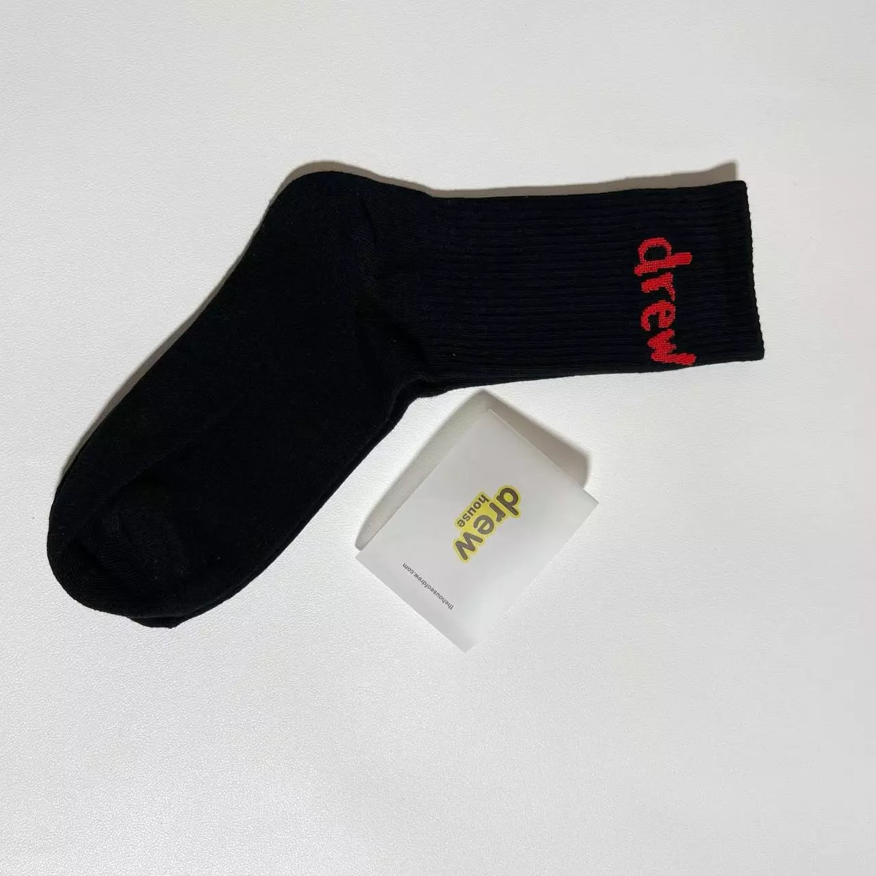 黑色红字母