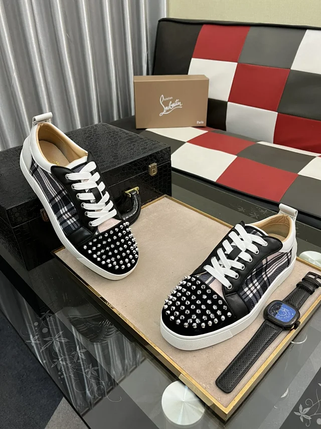 Christian Louboutin Sneakers Louis Junior Spikes low-top product detail image 30