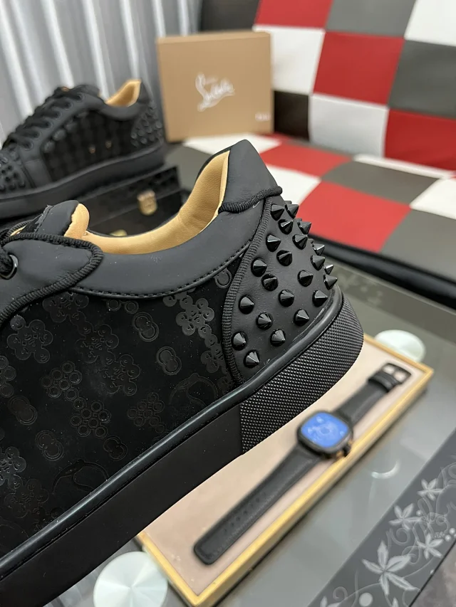 Christian Louboutin Sneakers Louis Junior Spikes low-top product detail image 45