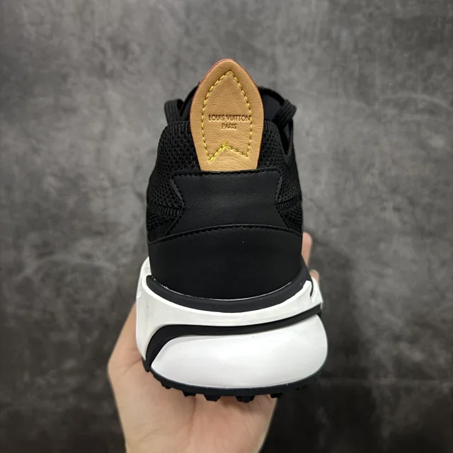 Louis Vuitton Sneakers LV Runner Tatic product detail image 89