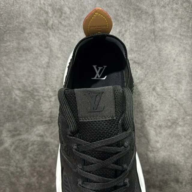 Louis Vuitton Sneakers LV Runner Tatic product detail image 86