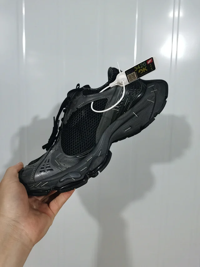 Balenciaga Sneakers Stapler product detail image 11