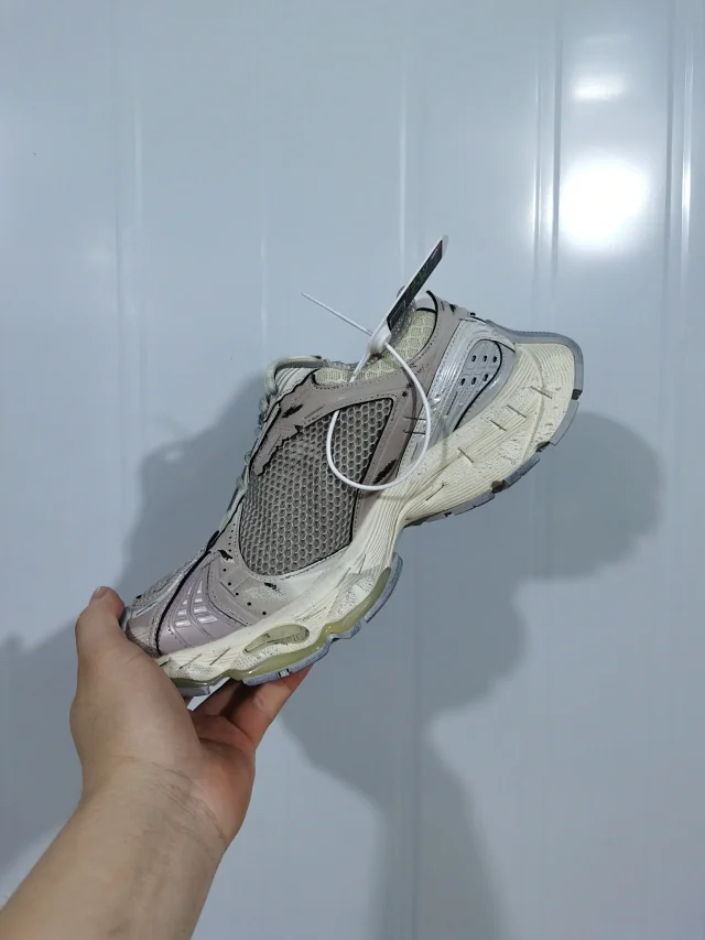 Balenciaga Sneakers Stapler product detail image 23
