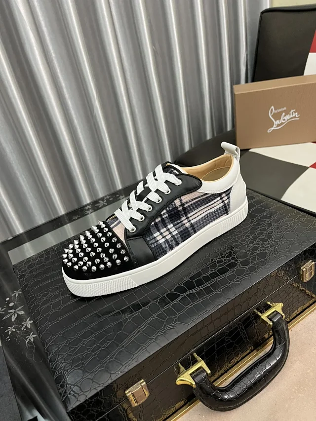 Christian Louboutin Sneakers Louis Junior Spikes low-top product detail image 32