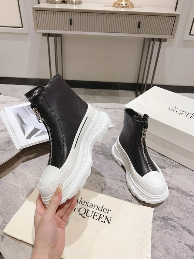 Alexander McQueen Boots Tread Slick platform Chelsea product detail image 10