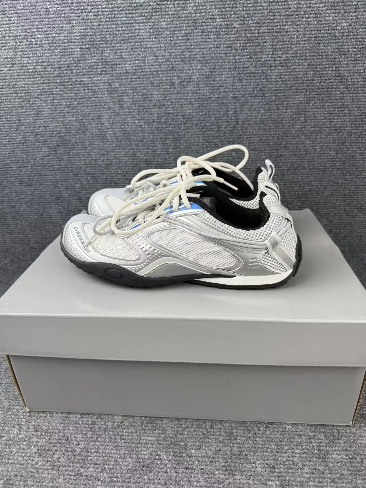 25 White Blue
