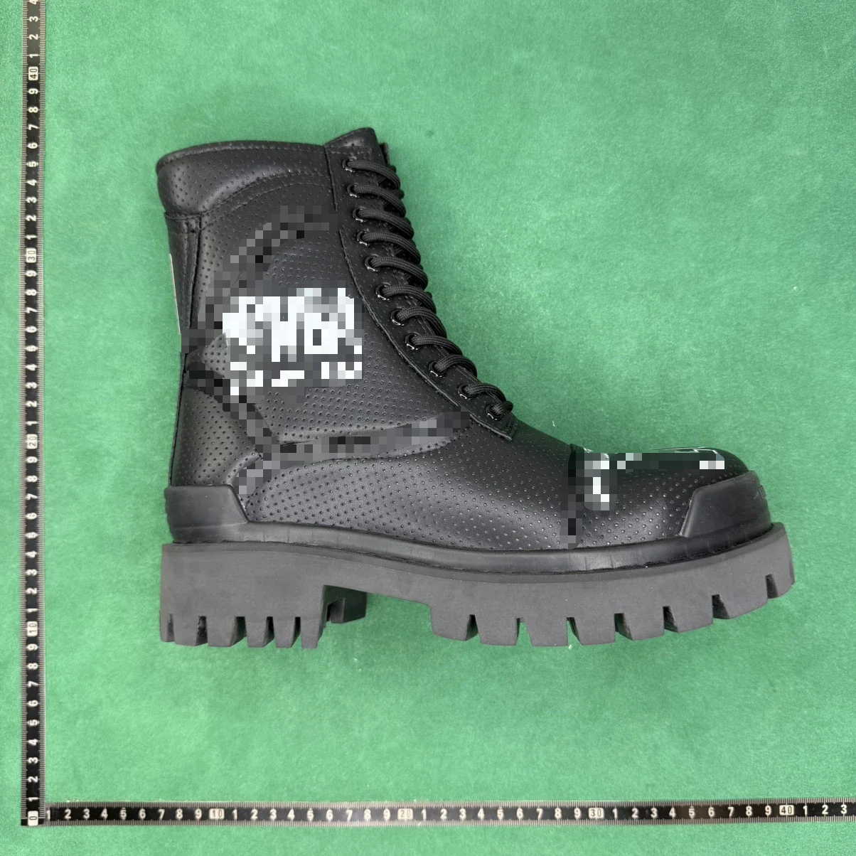 ROUND-TOE THICK-SOLED LACE-UP DR. MARTENS