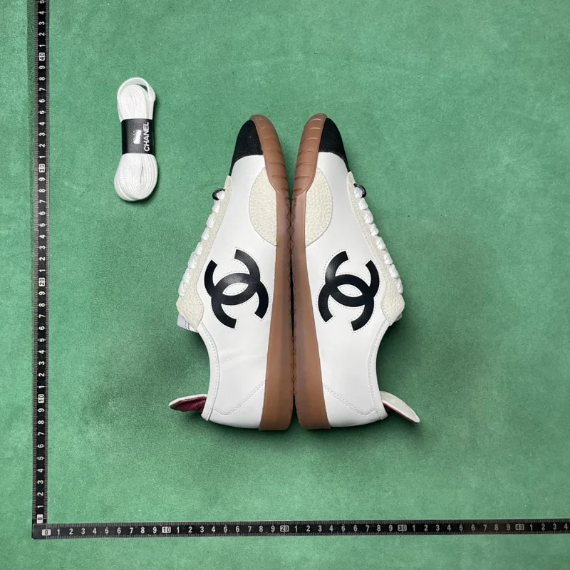 No. 4 white and black