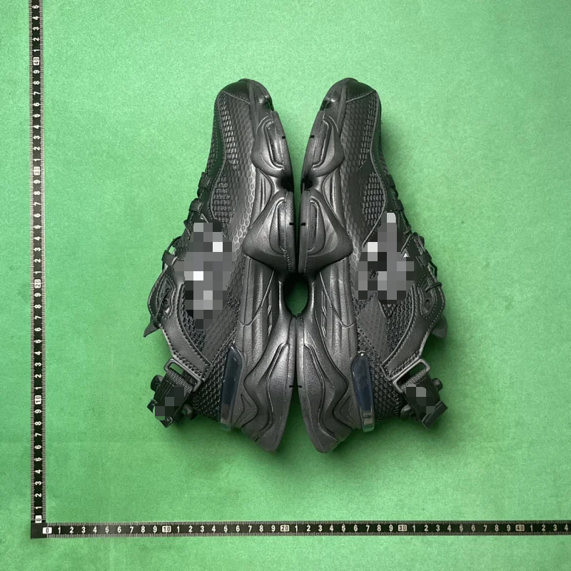 COMFORTABLE AND VERSATILE RUNNING SHOES
