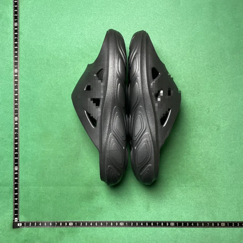 COMFORTABLE AND VERSATILE SLIDE SANDALS