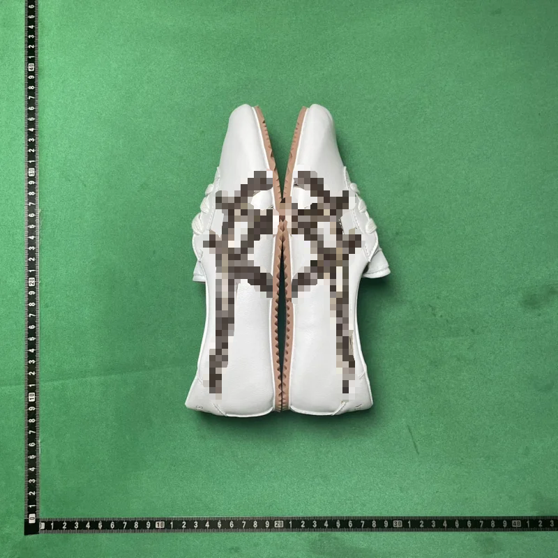 SOFT AND COMFORTABLE THIN-SOLED LOW-TOP