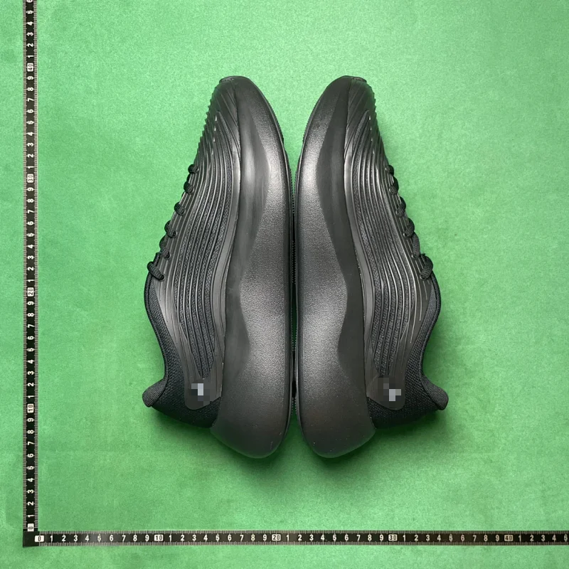 COMFORTABLE WELL-FITTING AND BREATHABLE RUNNING