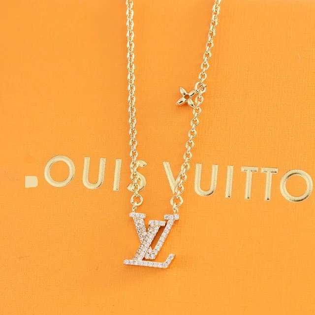 Pengpeng family real shot only do ZP development high-end original developed 22 years new English LOGO four-leaf clover elements small pendant short chain necklace set of bracelets earrings small store are in hot sales