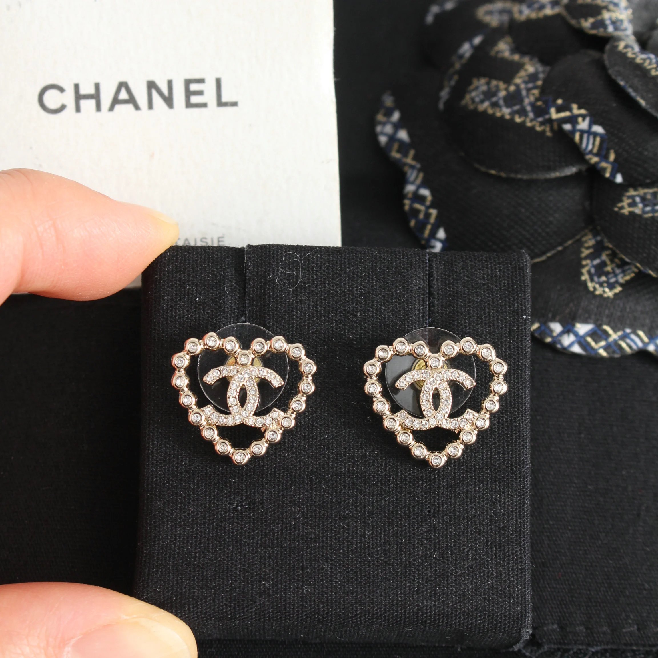 Pengpeng Home only focuses on ZP development, high-end original design, luxury brand Xiaoxiang Double C Home, 25 year new collection, versatile Love Double C Earrings, two-color earrings, which are unbeatable and popular this season. The ear effect should not be too beautiful