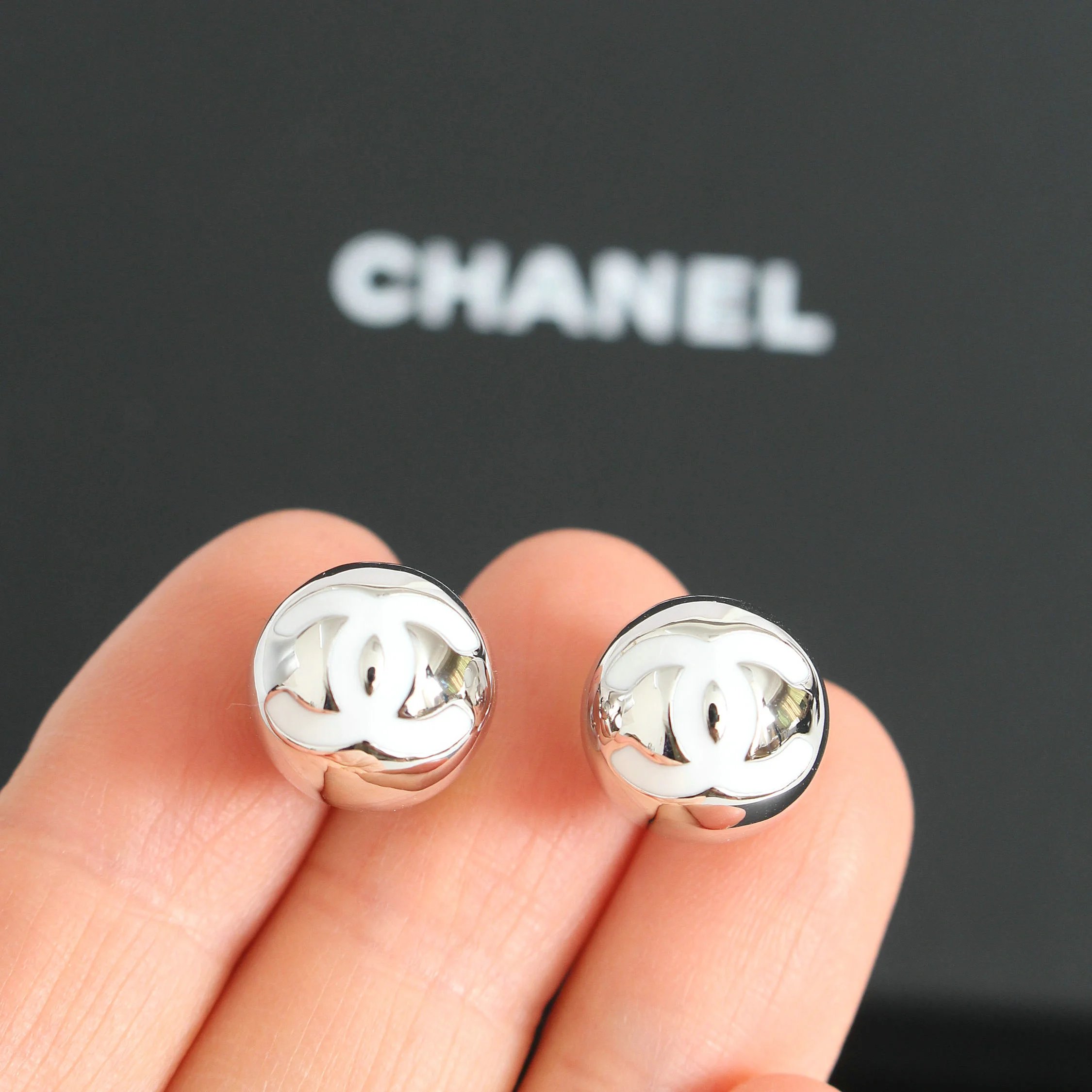 Pengpeng Home only focuses on ZP development, high-end original design, luxury brand Xiaoxiang Shuang C Home, 25 years of early spring new metal ball, bean stud earrings, three color popular products, and explosive products. It's difficult to buy ZP products, and the ear effect is also beautiful without friends