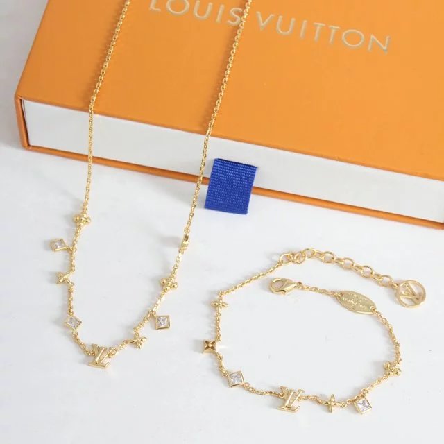 Pengpeng Home specializes in ZP development, high-end original design, luxury brand design, 23 year old new clover elements, English LOGO pendant bracelet necklace, short chain, versatile style for thousands of years. The design of clover with diamonds is cute and exquisite