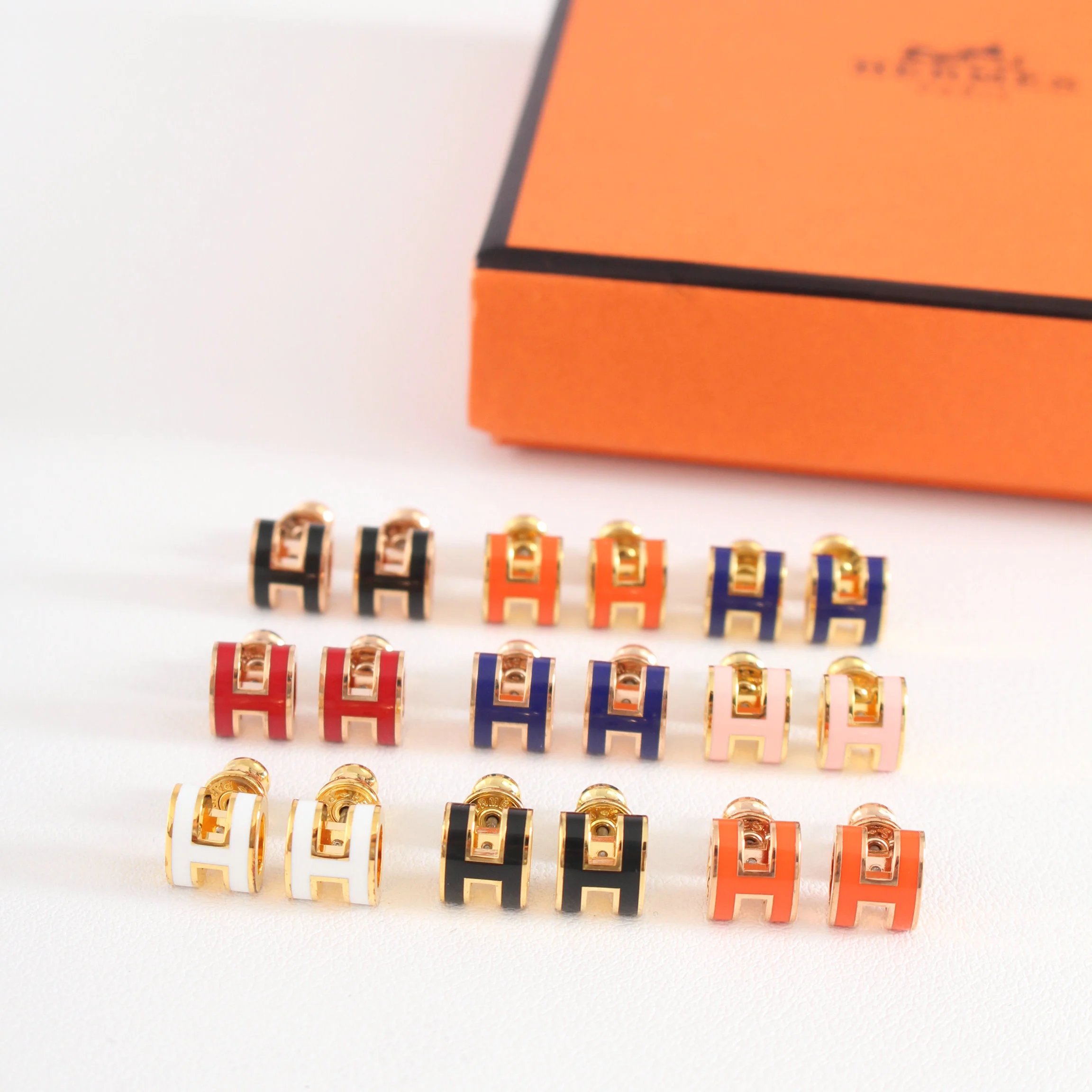 Pengpeng Home specializes in ZP development, high-end original design, luxury brand Xiaomajia's versatile H-letter earrings with multiple colors, and necklaces in sets. This is a must-have for entry-level customers and can be worn anytime
