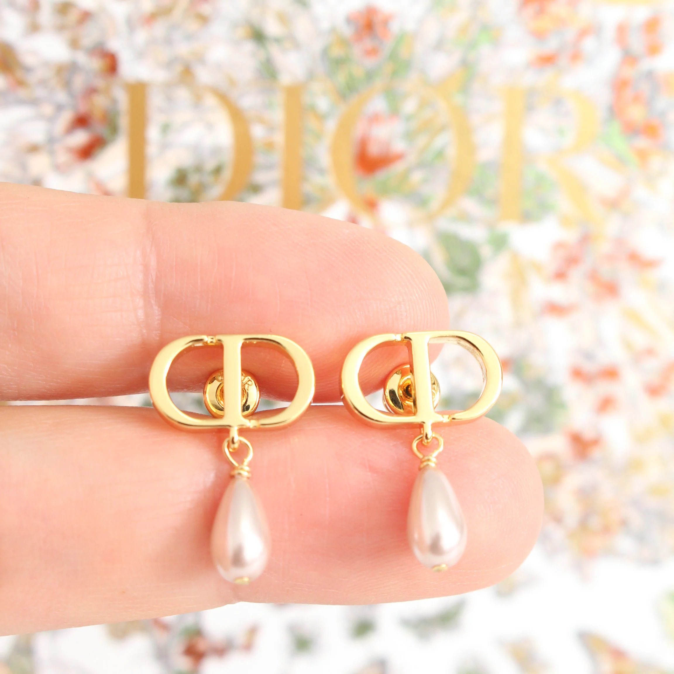 Pengpeng family real shot only ZP development high-end original formulation luxury brand D family 24 years of autumn and winter new classic English LOGO design pink pearl pendant earrings earrings perennial match texture and soft and coexist in a commuter can also wear earrings earrings