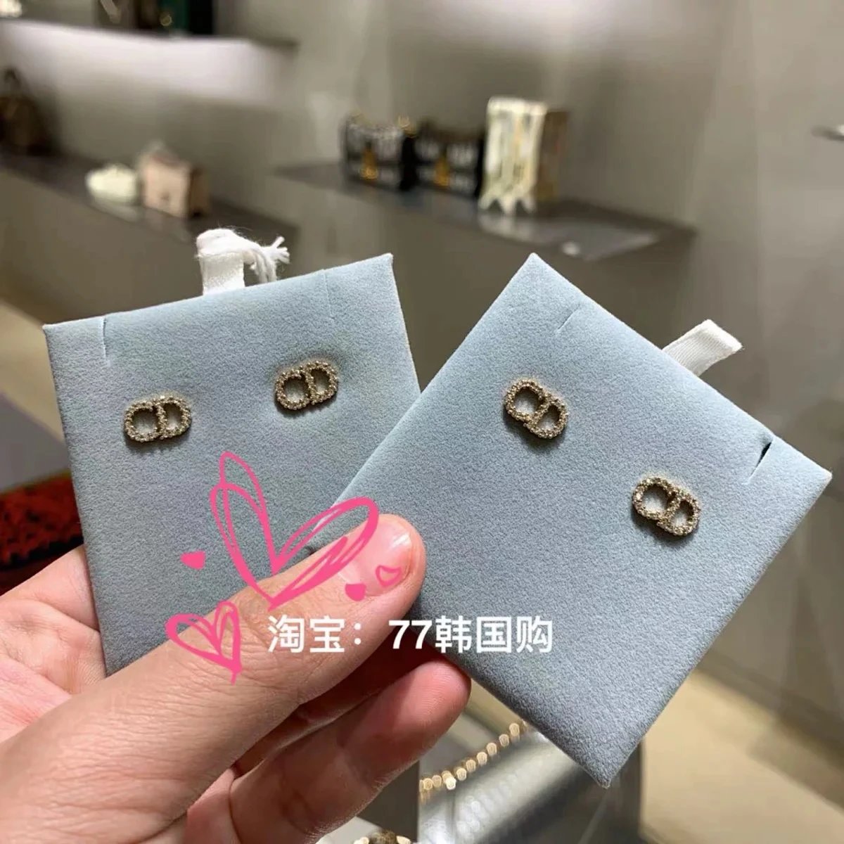 Pengpeng Home only produces ZP development, high-end original version, luxurious brand D, versatile English LOGO letters full of diamonds, compact mini earrings in two colors