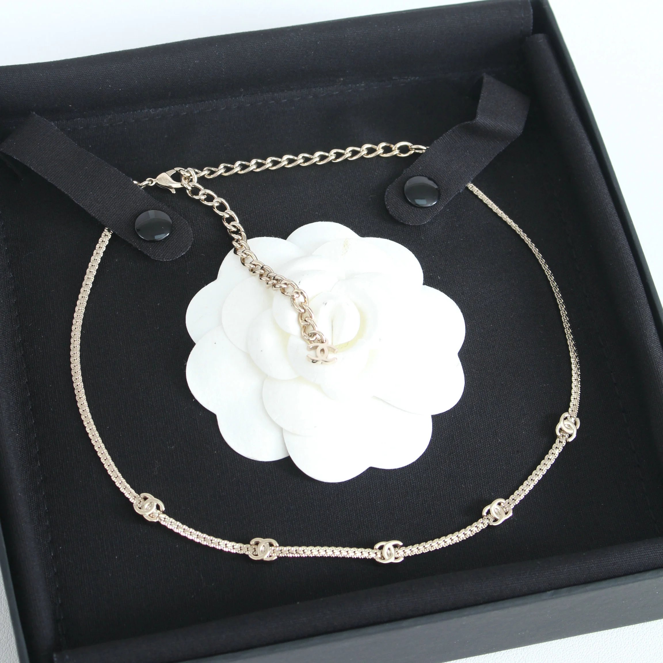 Pengpeng Home only focuses on ZP development, high-end original design, luxury brand Xiaoxiang Shuang C Home 24 year new models. This season's hot and popular 5C necklaces, 7C necklaces, short chains, and necklaces are all recommended by major bloggers. The effect on the upper body is invincible. Ha, two colors have been released
