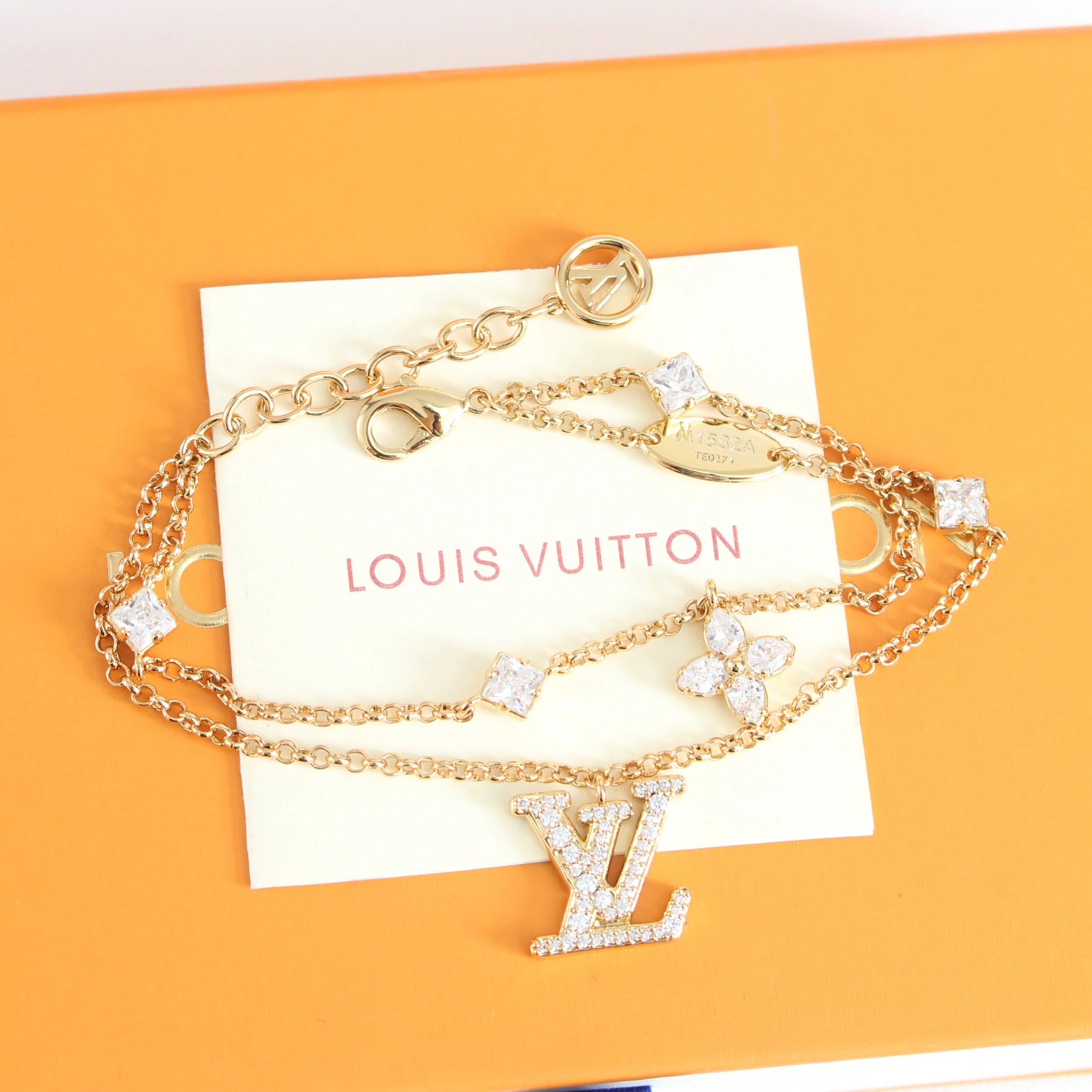 Pengpeng Family Real Shot, Only Authentic Development, High-End Original Customization, Luxury Brand 2024 New Style, Simple Yet Elegant Design, Classic English Logo Clover Pendant Double-Layer Bracelet, Two Colors Available. Matching Ring and Earring Sets Also Trending in the Store.