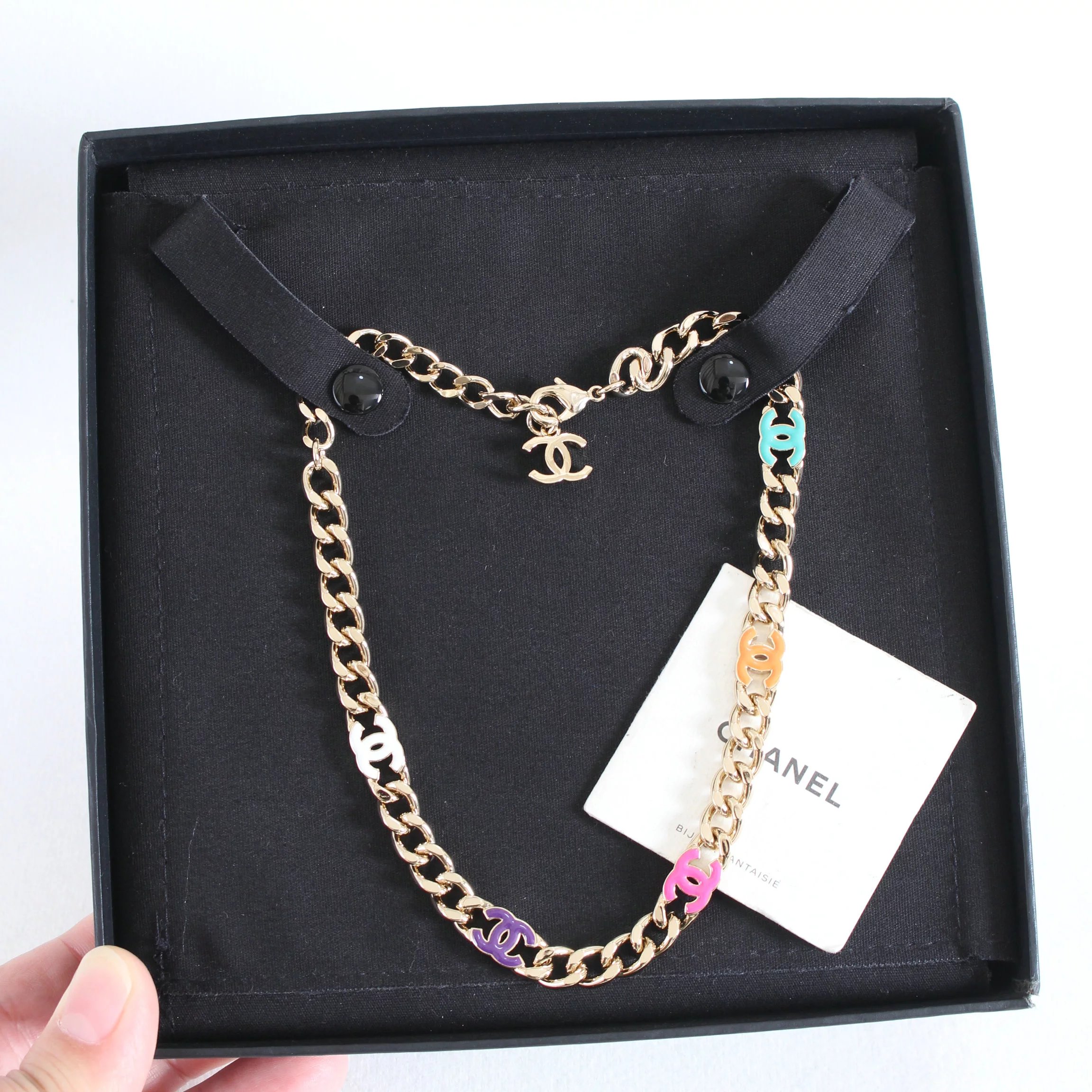 Pengpeng Home only specializes in ZP development, high-end original design, luxury brand Xiaoxiang, double C home, 24 year early spring new style, youthful, not to be desired, colorful double C thick chain necklace, short chain necklace. If paired with solid colored clothes, this colored necklace is very eye-catching