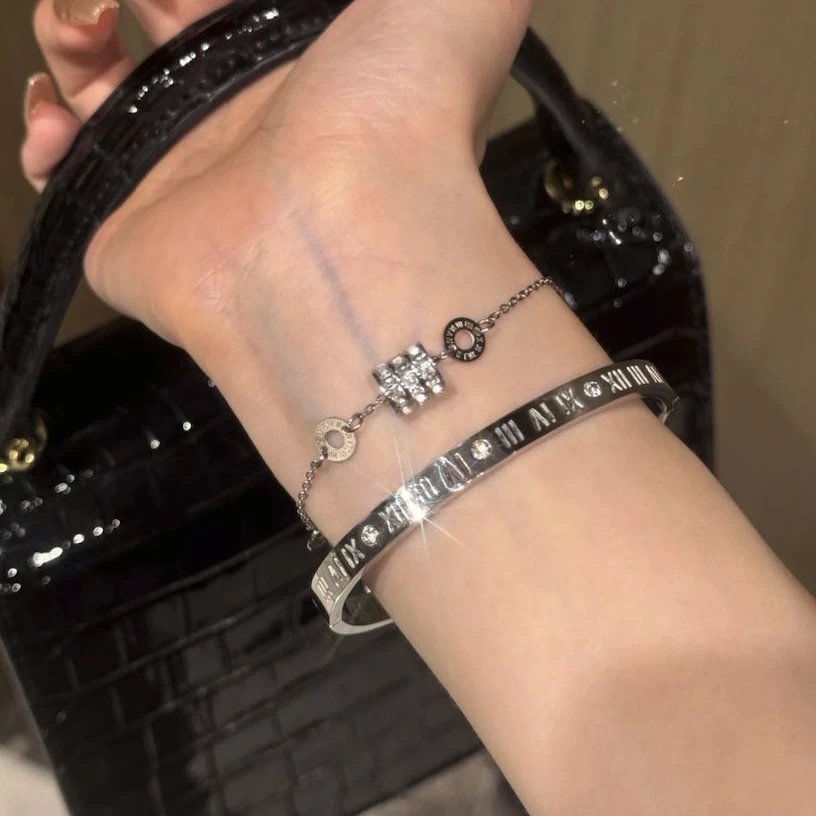 Beautiful to cry, hot style stacking, designer brand order, small waist bracelet + Roman bracelet, titanium steel vacuum plating, not easy to fade, micro-paved zircon really shines, showing your temperament when you wear it, classic style, versatile and necessary for commuting, aura and elegance D430