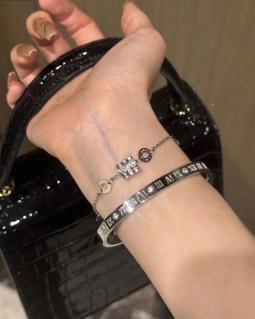 Beautiful to cry, hot style stacking, designer brand order, small waist bracelet + Roman bracelet, titanium steel vacuum plating, not easy to fade, micro-paved zircon really shines, showing your temperament when you wear it, classic style, versatile and necessary for commuting, aura and elegance D430