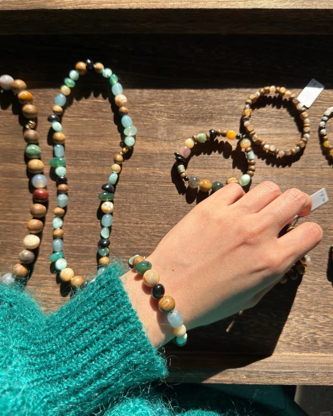 Zi*'s same agarwood bracelet official website 600+ natural agarwood with raw stones hand-polished with Chinese oriental aesthetics Each string has a unique and long-lasting fragrance Comes with a dust bag for spring and summer wear Atmospheric play bracelet D533