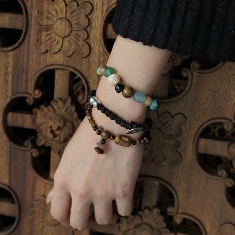 Zi*'s same agarwood bracelet official website 600+ natural agarwood with raw stones hand-polished with Chinese oriental aesthetics Each string has a unique and long-lasting fragrance Comes with a dust bag for spring and summer wear Atmospheric play bracelet D533