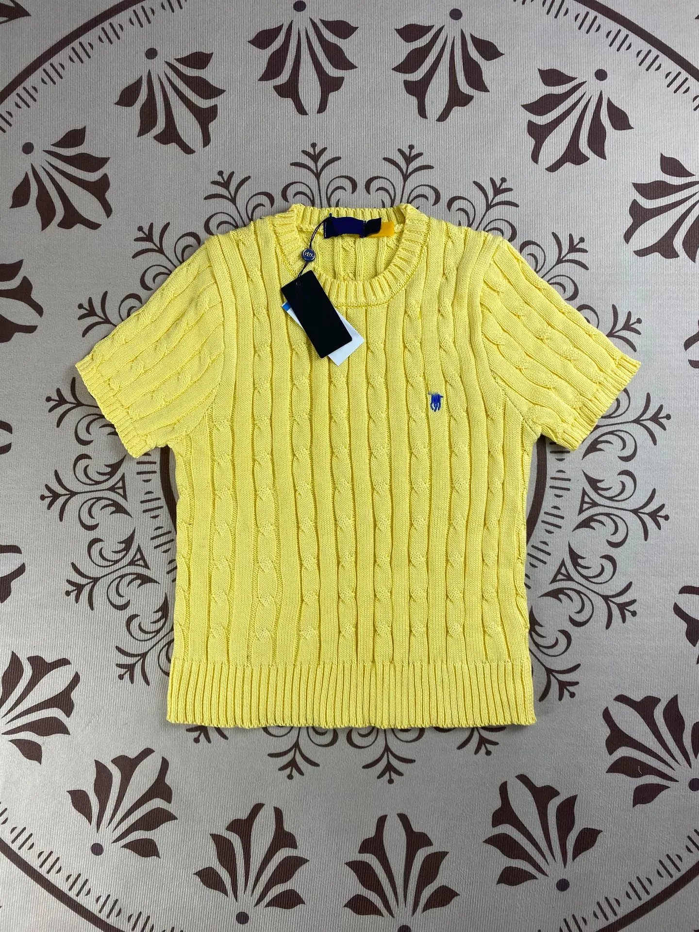 Yellow round neck short sleeved shirt