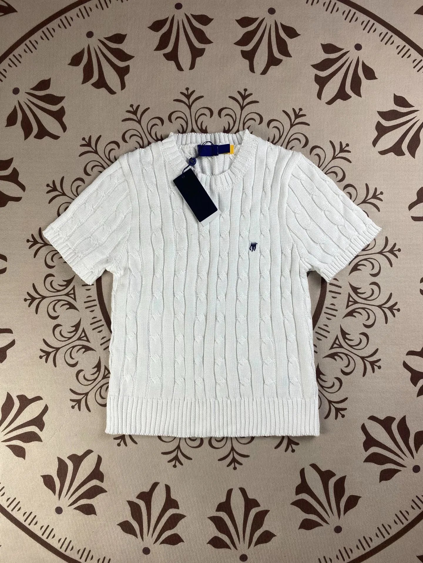 White round neck short sleeved shirt