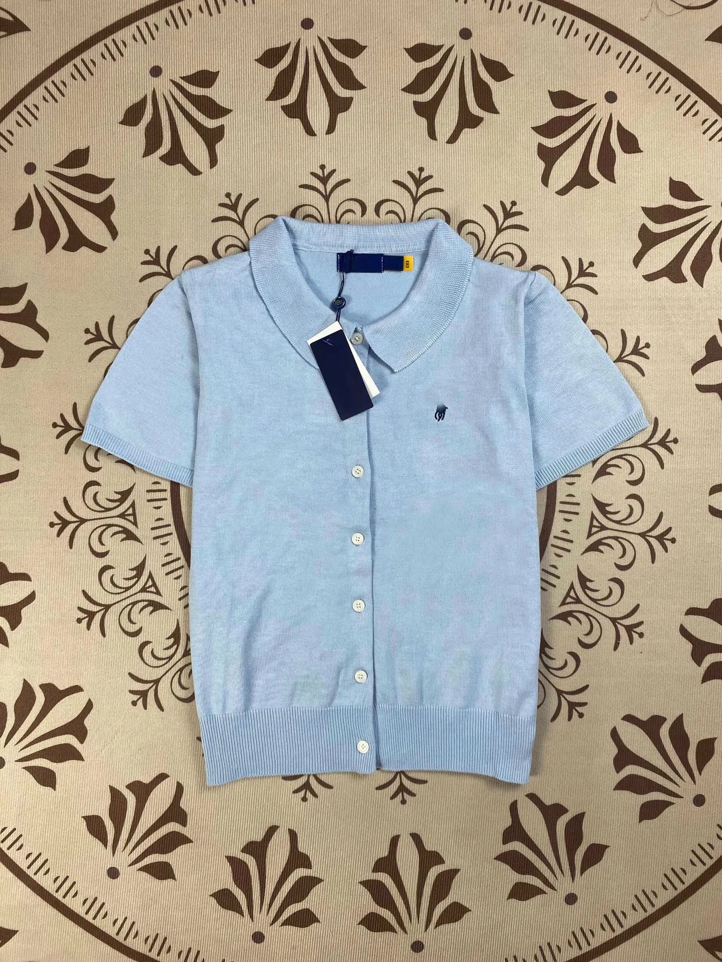 Sky blue lapel short sleeved shirt
