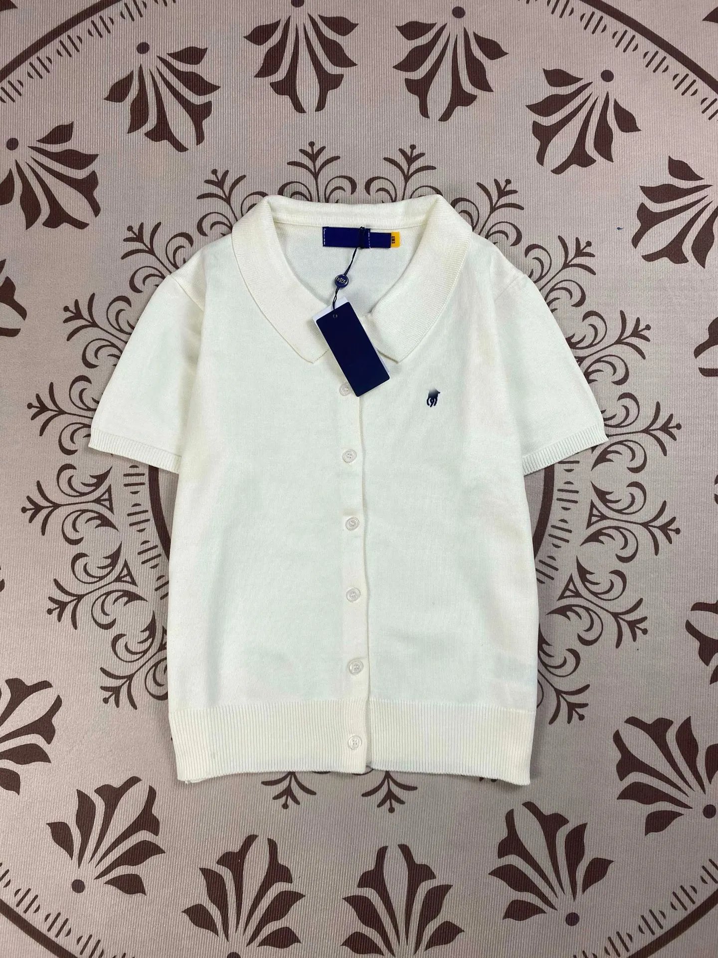 Milk white collar short sleeved shirt