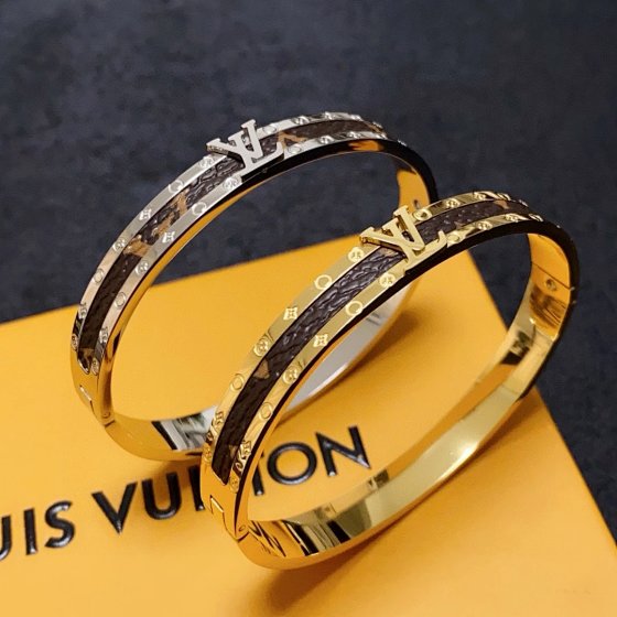 A certain V * bracelet