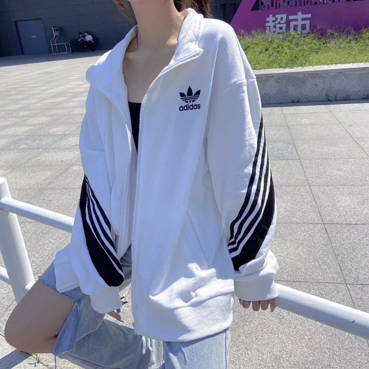 货号 三叶草拼接外套海外版学院风胸前刺绣logo 后背采用镂空刺绣设计搭配经典三条杠 货号 三叶草拼接外套海外版学院风胸前刺绣logo 后背采用镂空刺绣设计搭配经典三条杠