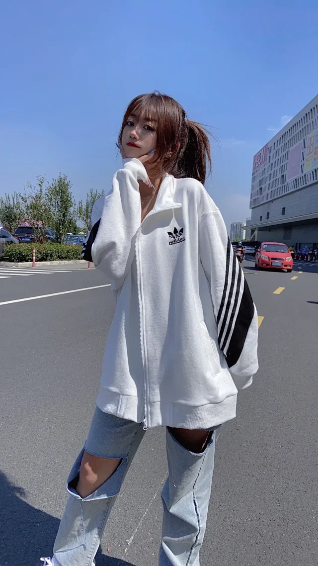 货号 三叶草拼接外套海外版学院风胸前刺绣logo 后背采用镂空刺绣设计搭配经典三条杠 货号 三叶草拼接外套海外版学院风胸前刺绣logo 后背采用镂空刺绣设计搭配经典三条杠