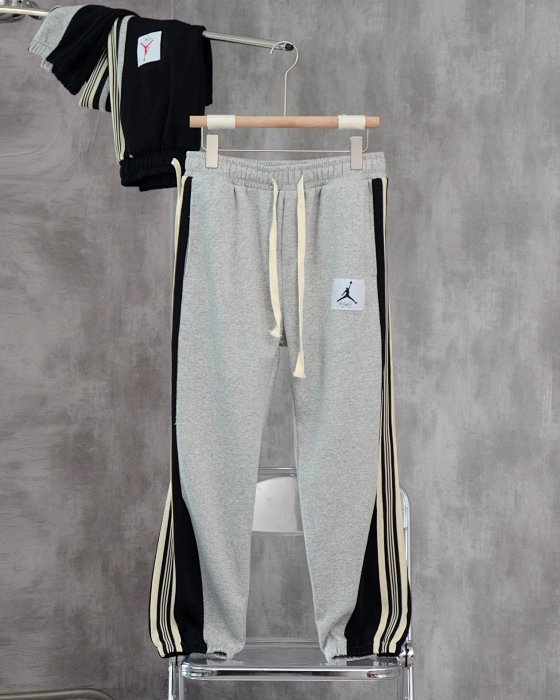 Item No. 405001
AirJordan Flight Series Classic Fabric Label Casual Athletic Drawstring Sweatpants