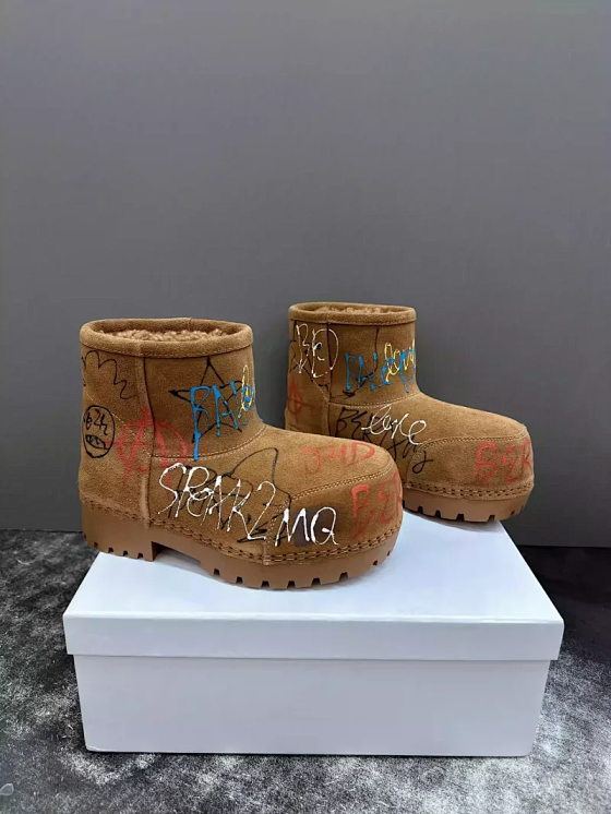 Graffiti snow boots