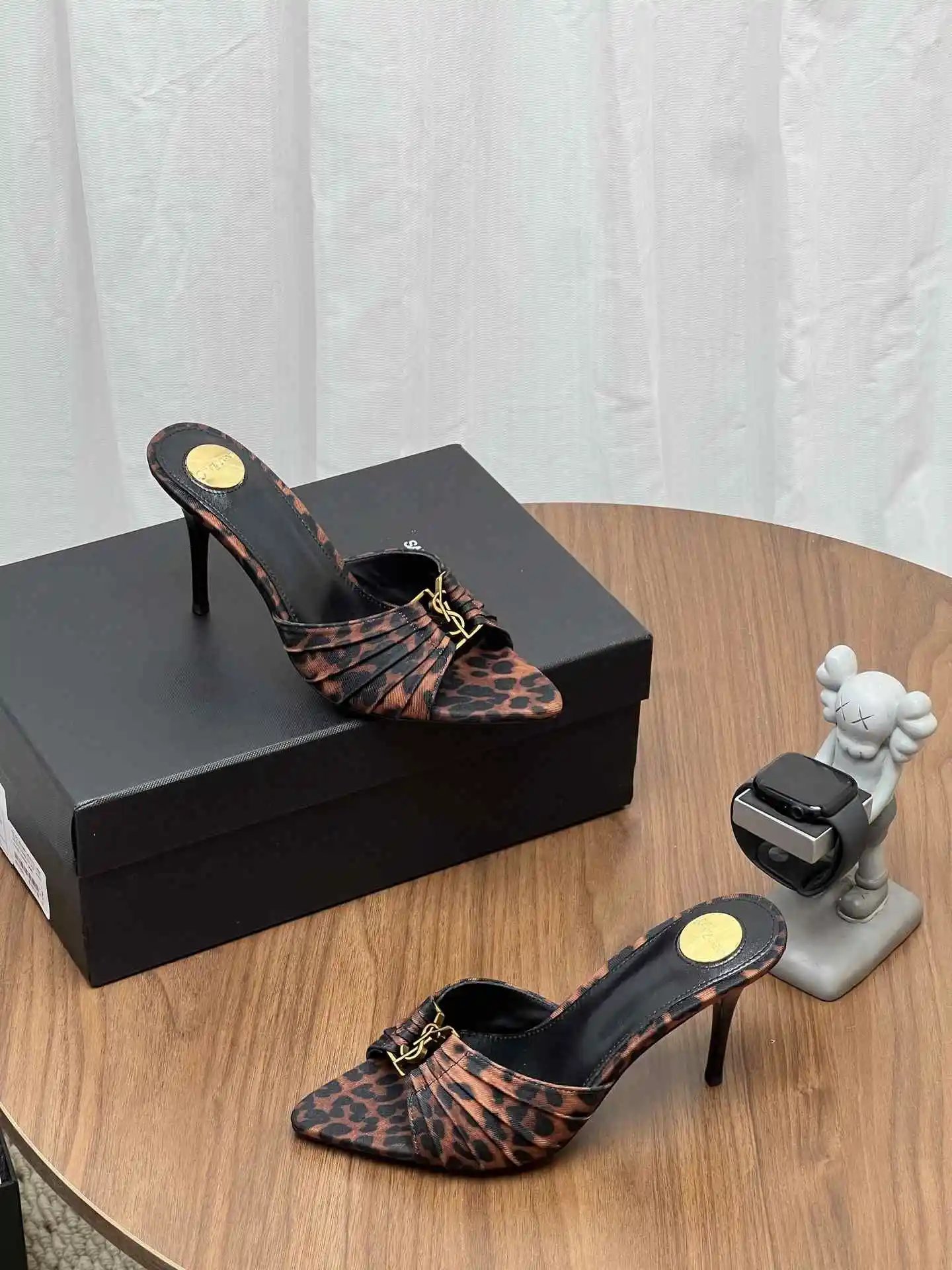 Saint Laurent Pointed-Toe Pumps - Style 1