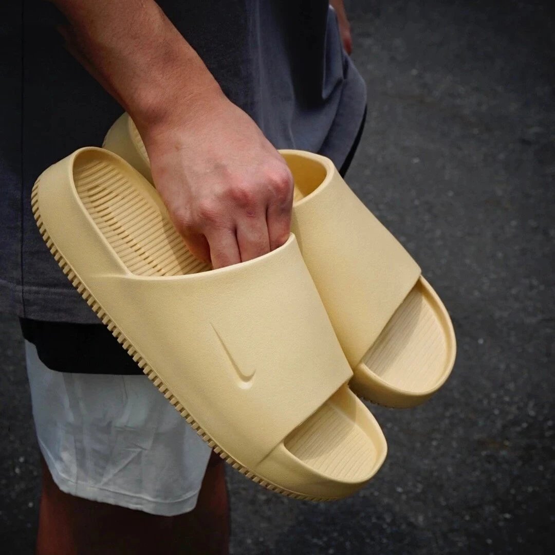 [Pure original ceiling] Nike Calm Slide Benassi Nike Calm Series Thick Bottom Foam Coconut Leisure Sports Cool Dragging Life Versatile Comfortable and Lightweight Summer Beach Slippers Calm Mule Comfortable and Versatile Baotou Slippers Lazy Slippers Bokenping Replacement Small Meal Bag Slippers One line Dragging