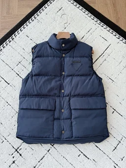 thumbnail for PRA男士立领羽绒马甲背心外套 两侧大翻袋设计，胸前织物三角标点缀 高级时尚韵味！