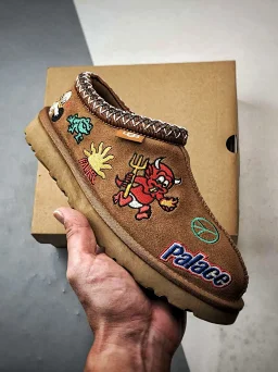 thumbnail for 两色# Palace x Tasman Slipper 棕色 联名款涂鸦刺绣民族风羊皮毛一体半拖 全鞋采用ZP同厂 隆丰A级澳洲进口羊皮毛一体 品牌代工厂生产线 完全遵循ZP工艺流程 代工厂原