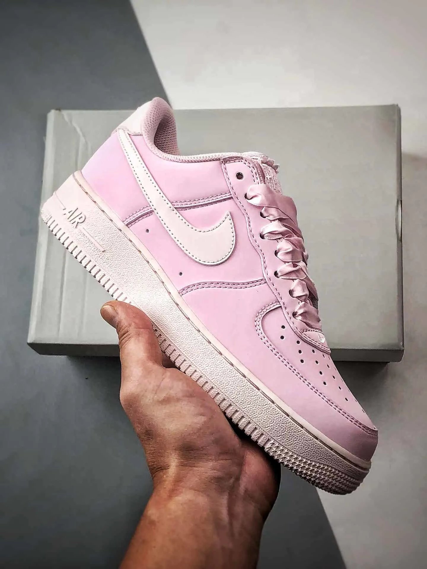 Air Force 1 '07 Low 浅粉 原楦头原纸板 打造纯正空军版型 #专注外贸渠道 全掌内置蜂窝气垫 #原盒配件 原厂中底钢印、拉帮完美 官方同步上架 货号：IR0871-600 Size：